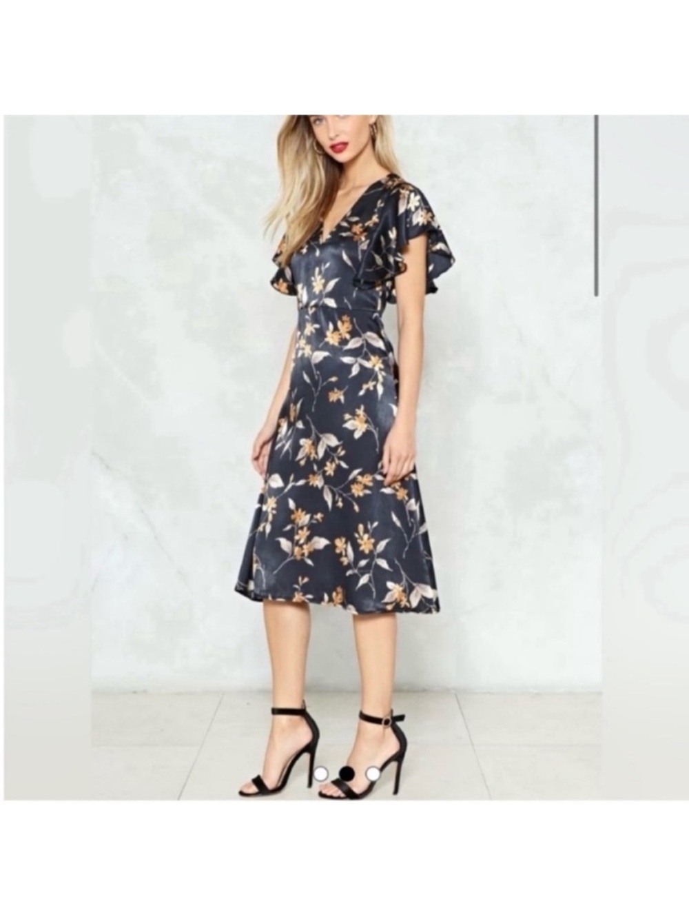 Elli White All over floral Satin v neck midi dress flare cap sleeve